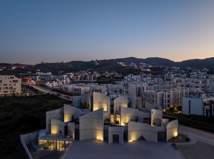 Vet Hospital Tirana / Davide Macullo Architects - Экстерьерная фотография, бетон