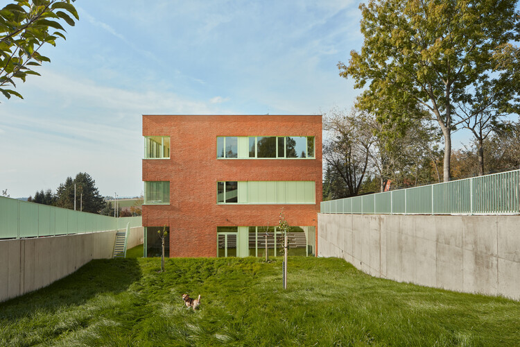 Начальная школа Frič Brothers / Atelier 6 - Внешняя фотография, кирпич