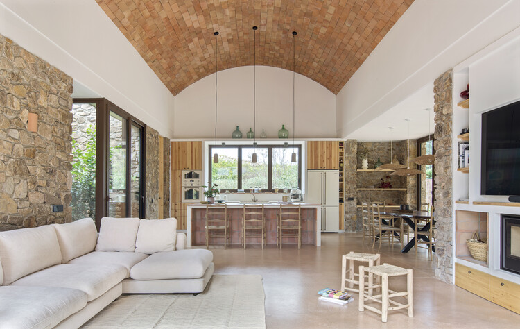 Les Barraques House / Arc Studi Arquitectura - Интерьерная фотография, дерево, стол, освещение, диван, стул, луч, луч