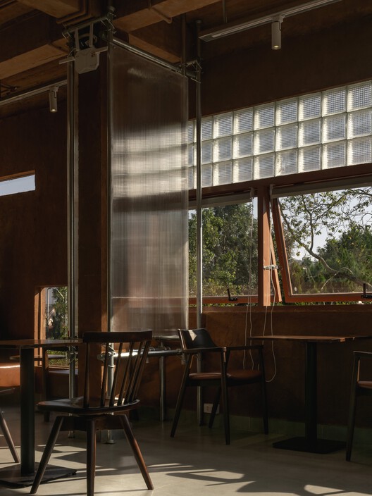 Hong Tra Hoa binh bui thi xuan cafe / xưởng xép - Внутренняя фотография, дерево, стекло