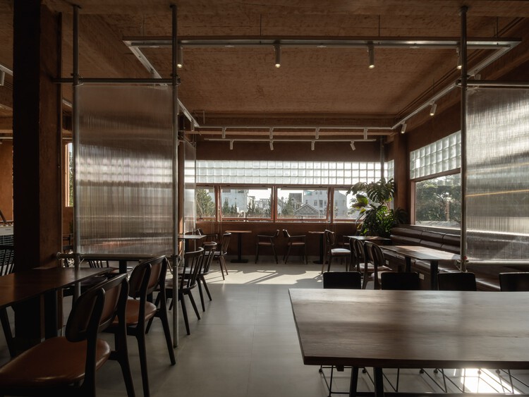 Hong Tra Hoa binh bui thi xuan cafe / xưởng xép - Интерьерная фотография, столовая, стекло