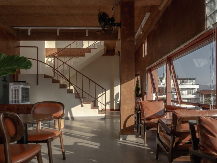 Hong Tra Hoa Binh Bui Thi Xuan Cafe / xưởng Xép - Интерьерная фотография, столовая, дерево, стул