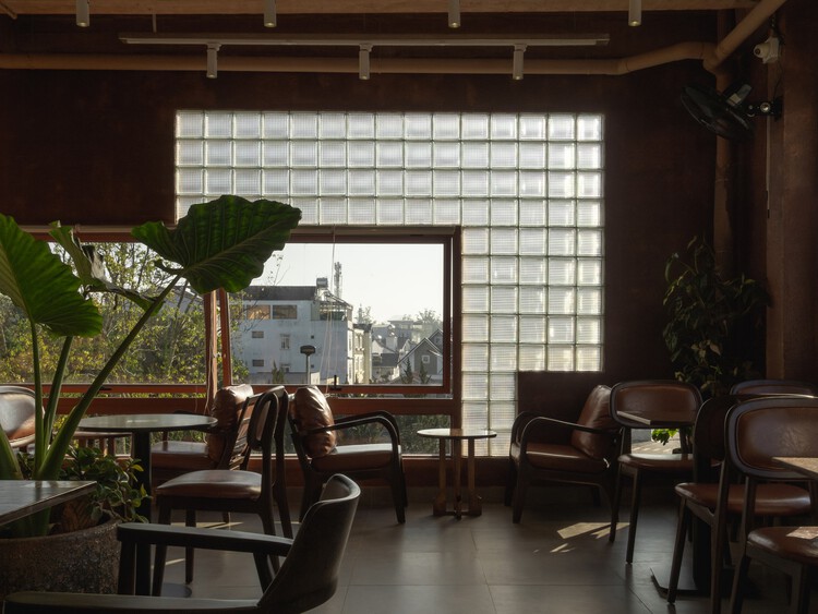 Hong Tra Hoa binh bui thi xuan cafe / xưởng xép - Интерьерная фотография, столовая