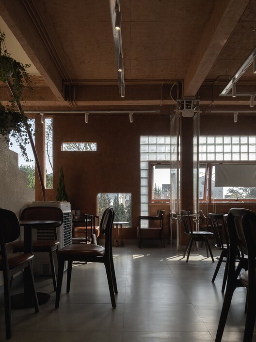 Hong Tra Hoa binh bui thi xuan cafe / xưởng xép - Интерьерная фотография, столовая, стул