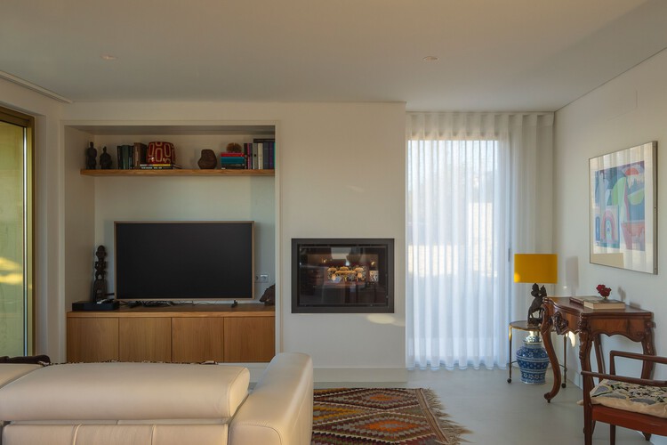 CC House / Esquissos - Arquitectura E Consultoria - Интерьерная фотография, древесина, освещение, диван