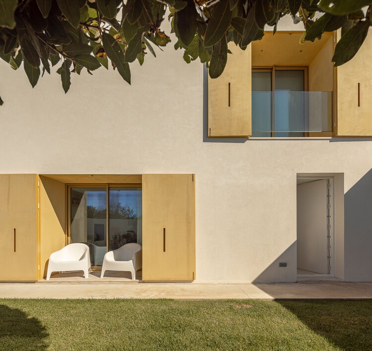 CC House / Esquissos - Arquitectura E Consultoria - Интерьерная фотография, бетон, балкон