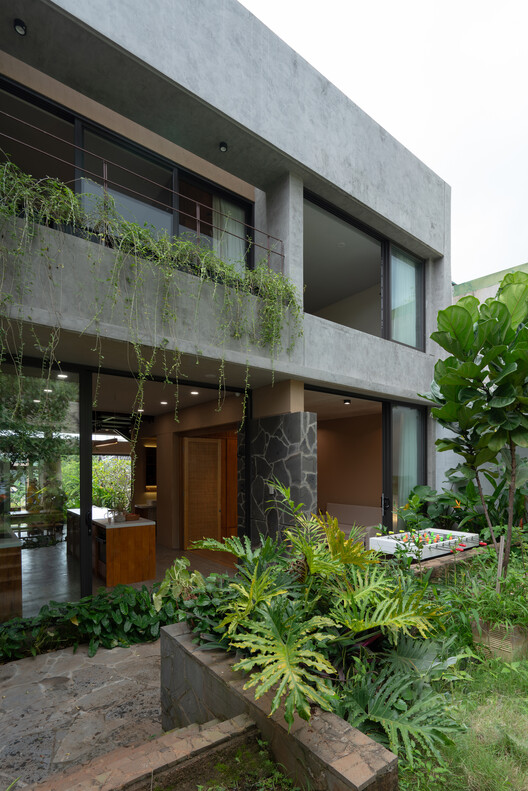 Jinjee House / Tad.atelier - Внешняя фотография, сад, бетон, внутренний двор