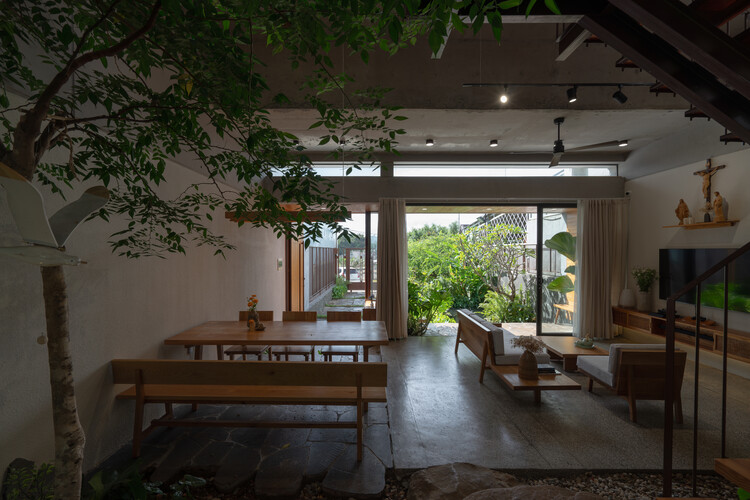 Jinjee House / tad.atelier - Интерьерная фотография, дерево, стул