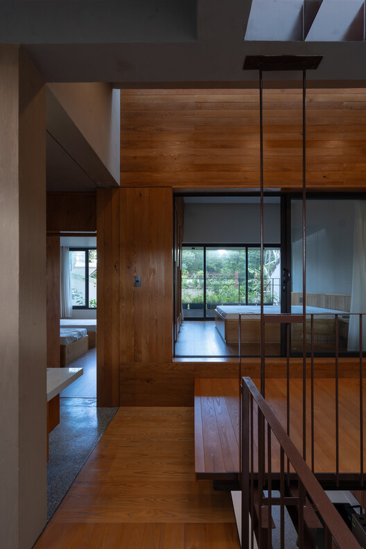Jinjee House / Tad.atelier - Интерьерная фотография, кухня, дерево, стекло