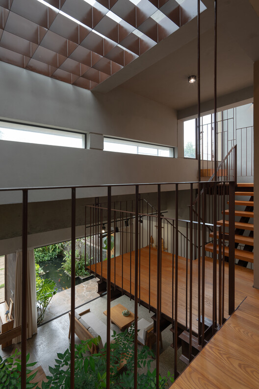 Jinjee House / tad.atelier - Интерьерная фотография, лестница, лес, поручница