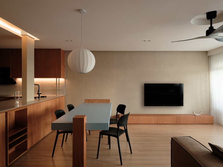 Margo Apartment / Dualspace Studio - Интерьерная фотография, столовая, дерево, стол, освещение, кресло