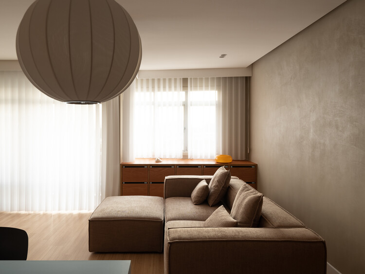 Margo Apartment / Dualspace Studio - Интерьерная фотография, гостиная, диван, дерево, стол, освещение
