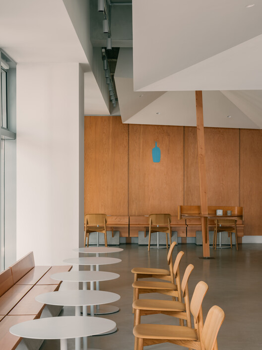 Кофе из синего бутылки в West Bund / Atelier Tao+C - Интерьерная фотография, столовая, дерево, стул