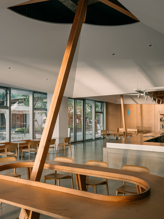 Blue Bottle Coffee на West Bund / Atelier Tao+C - Интерьерная фотография, дерево
