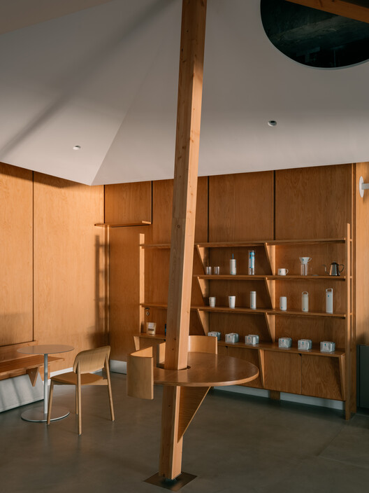 Blue Bottle Coffee на West Bund / Atelier Tao+C - Интерьерная фотография, дерево, освещение, стул