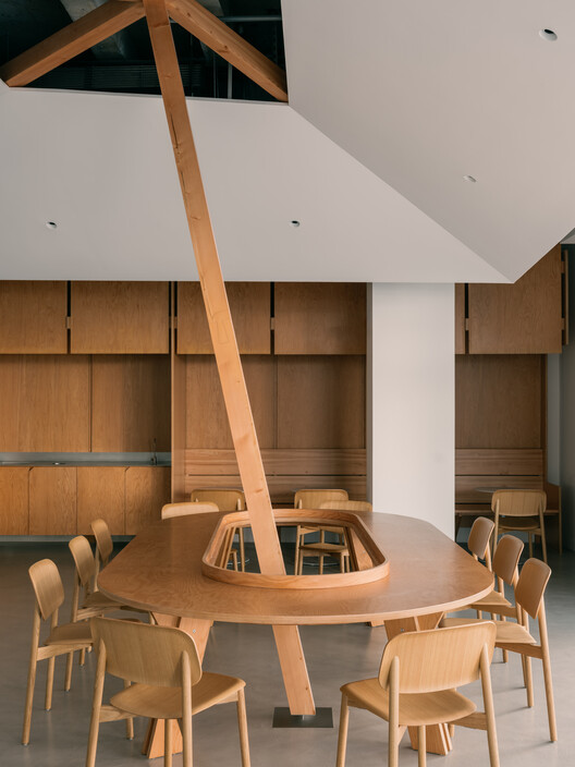 Blue Bottle Coffee в West Bund / Atelier Tao+C - Интерьерная фотография, столовая, дерево