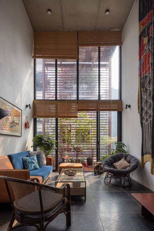 MK House / Atelier 12 - Внутренняя фотография, гостиная, дерево, освещение, стул, стол