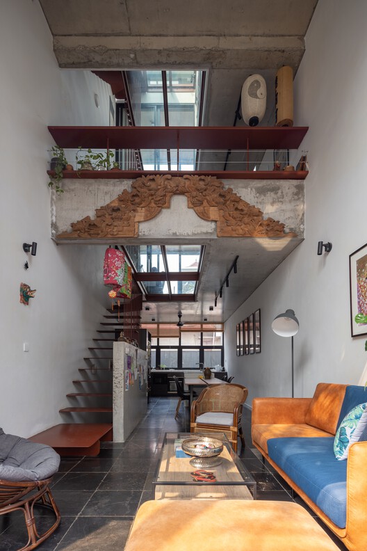MK House / Atelier 12 - Интерьерная фотография, дерево, освещение, стул
