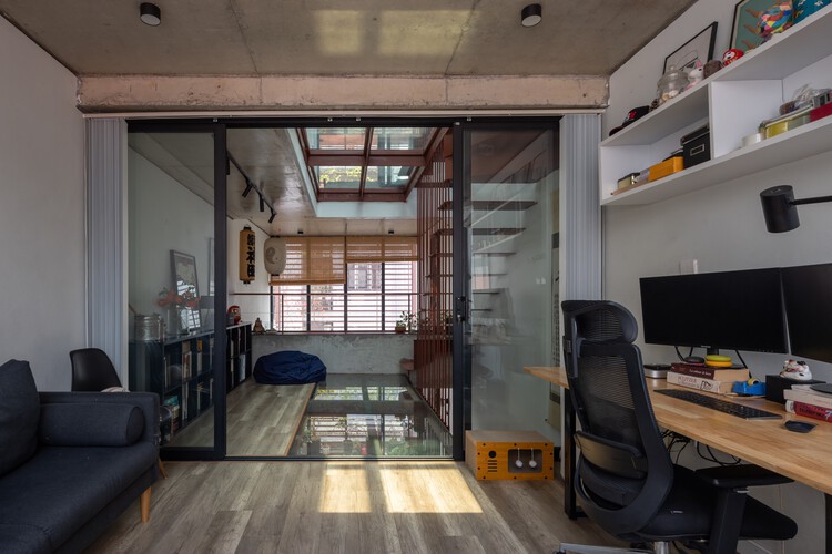 MK House / Atelier 12 - Интерьерная фотография, дерево, стол, освещение, стул, стеллажи
