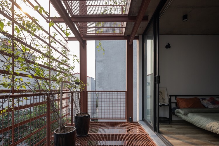 MK House / Atelier 12 - Интерьерная фотография, дерево, балкон, стекло, поручни