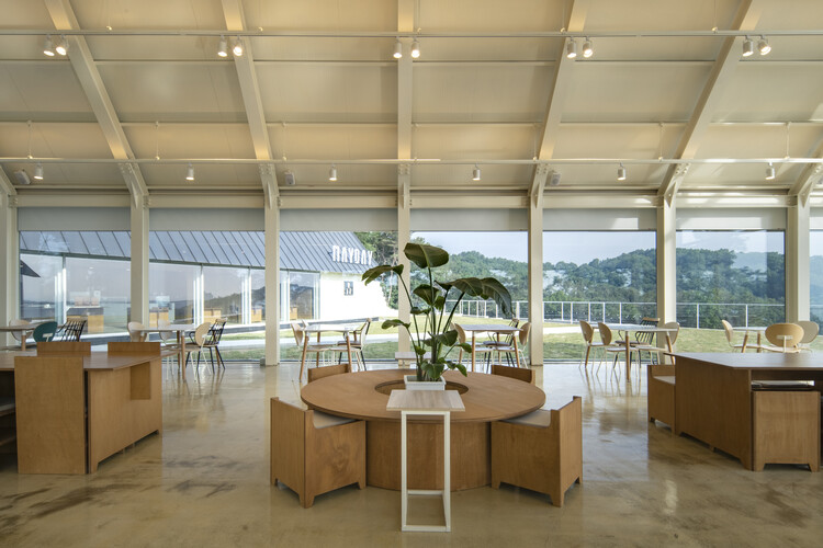Кафе May Day Cafe / Space Dot - Интерьерная фотография, столовая, стекло, стул