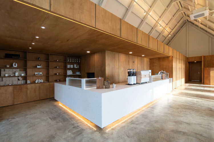 Кафе May Day Cafe / Space Dot - Интерьерная фотография, кухня, дерево, стекло