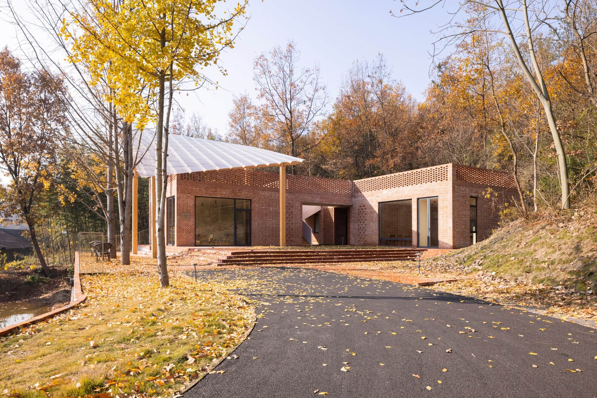 SUI County Hemei Center / Up Architecture Architecture