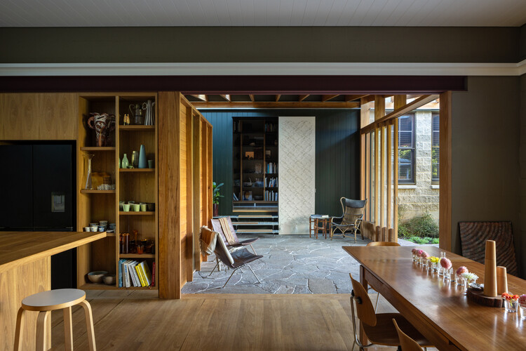 Zulaichha Laurence Tree Mosted House / Studio Zawa - Интерьерная фотография, дерево, стол, стул
