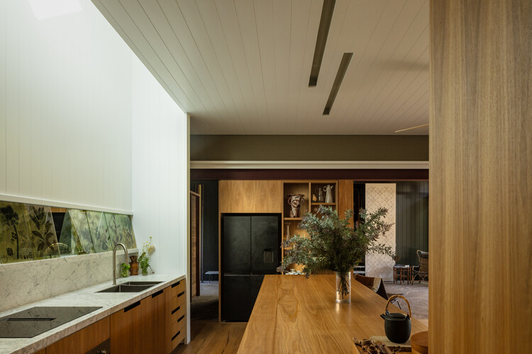 Zulaichha Laurence Tree Change House / Studio Zawa - Интерьерная фотография, кухня, дерево, столешница, стул