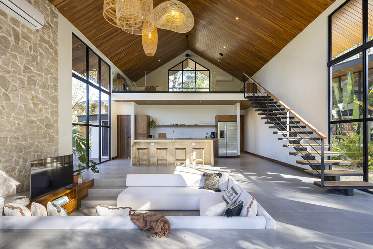 Индо Avellanas House / Garton Group Architecture - Интерьерная фотография, дерево, дверь, стул, луч,