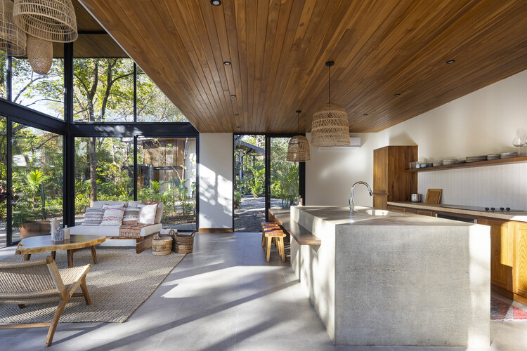 Индо Avellanas House / Garton Group Architecture - Внутренняя фотография, кухня, дерево, стол, стул, луч
