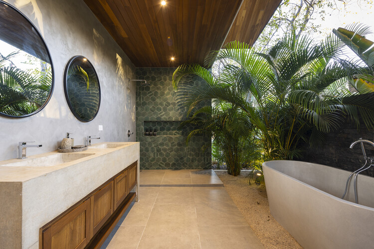 Индо Avellanas House / Garton Group Architecture - Интерьерная фотография, ванная комната, раковина, стекло, столешница