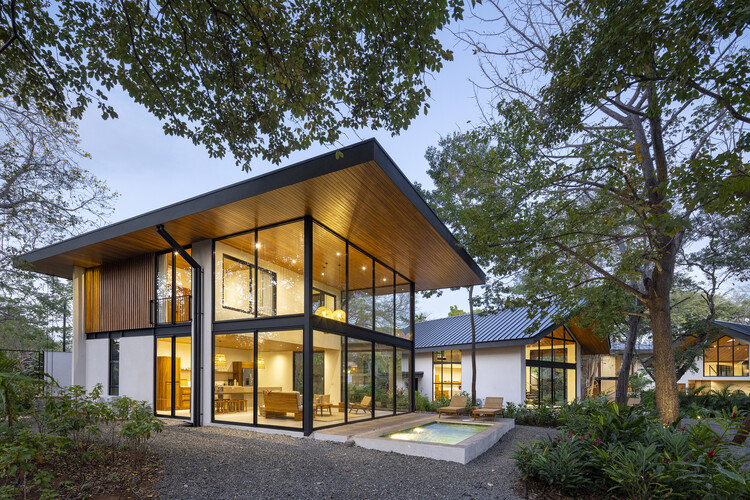 Индо Avellanas House / Garton Group Architecture - Экстерьерная фотография, дверь, внутренний двор