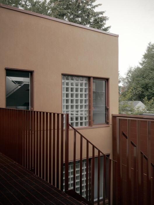 Binôme Multi -Residence / Appareil Architecture - Интерьерная фотография, дерево, бетон, поручка, балкон