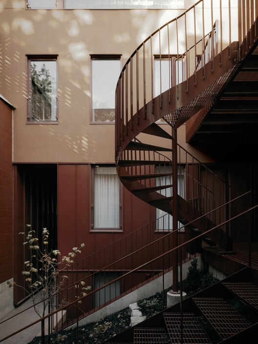 Binôme Multi -Residence / Appareil Architecture - Интерьерная фотография, лестница, дерево, поручка, балкон