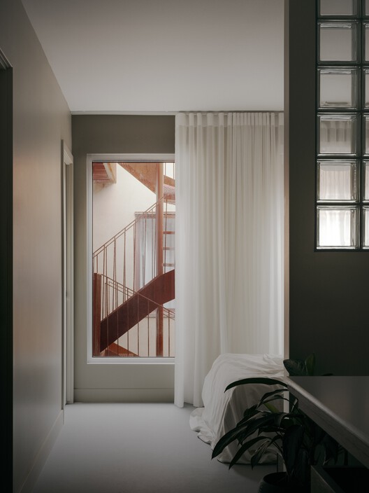 Binôme Multi -Residence / Appareil Architecture - Интерьерная фотография, спальня, древесина
