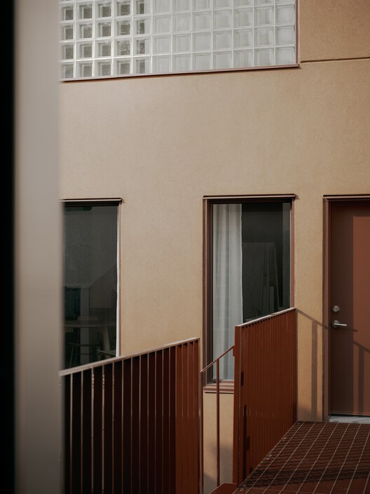 Binôme Multi -Residence / Appareil Architecture - Интерьерная фотография, древесина, поручка, балкон