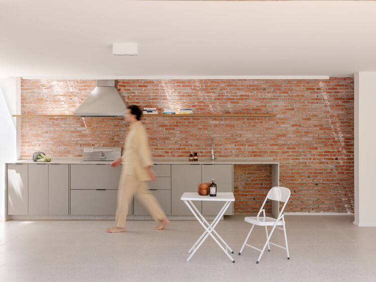 Дом по соседству / Guelo Nunes Arquitetura - Интерьерная фотография, кухня, столешница, стул, кирпич