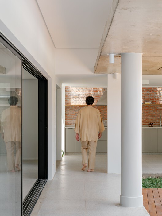 Дом по соседству / Guelo Nunes Arquitetura - Интерьерная фотография, дерево, бетон