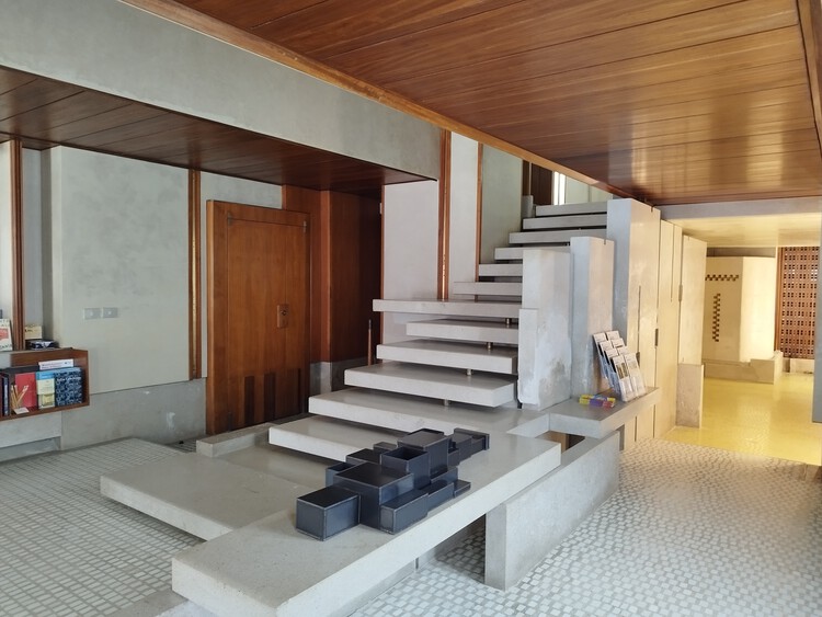 AD Classics: Olivetti Showroom / Carlo Scarpa - Интерьерная фотография, лестница, дерево