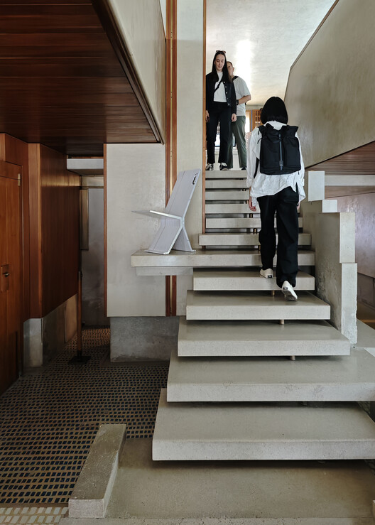 Ad Classics: Olivetti Showroom / Carlo Scarpa - Интерьерная фотография, лестница, дерево, поручка