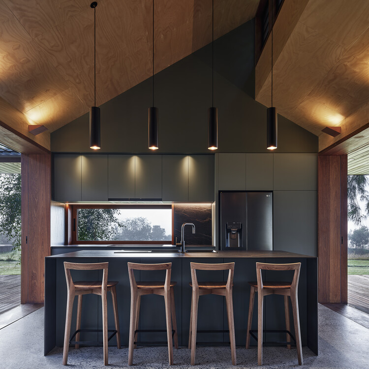 Kildrummie House / Ink Architects Sydney - Интерьерная фотография, кухня, дерево, освещение, столешница, стул, луч