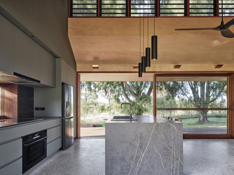 Kildrummie House / Ink Architects Sydney - Интерьерная фотография, кухня, дерево, столешница, балка