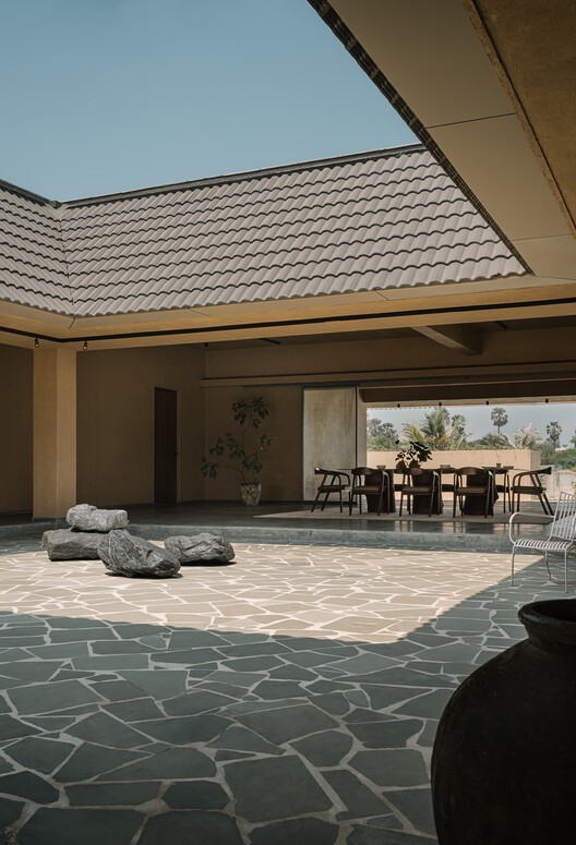 Courtyard House / D'owl - Интерьерная фотография, бетон