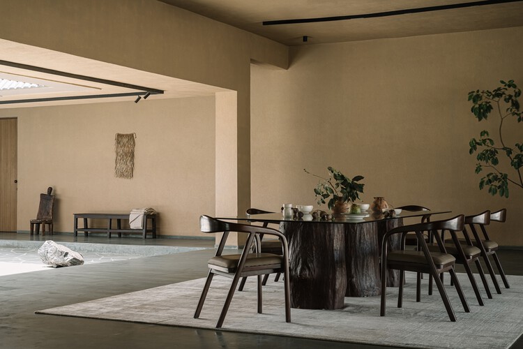 Courtyard House / D'owl - Интерьерная фотография, столовая, дерево, стол, стул
