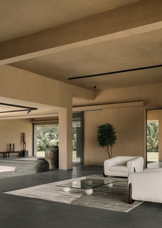 Courtyard House / D'owl - Интерьерная фотография, бетон, стул, луч