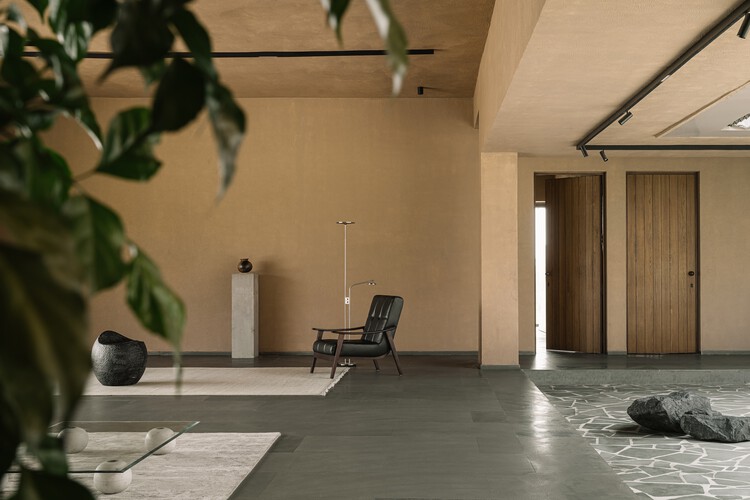 Courtyard House / D'owl - Интерьерная фотография, стул, бетон