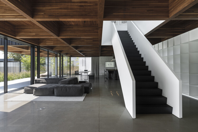 Резиденция Terrebonne / Saucier + Perrotte Architectes - Интерьерная фотография, гостиная, дерево, освещение, стекло, луч, лестница