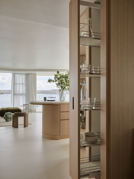 Квартира Darling Point / Studio Zawa - Интерьерная фотография, кухня, дерево, стеллажи