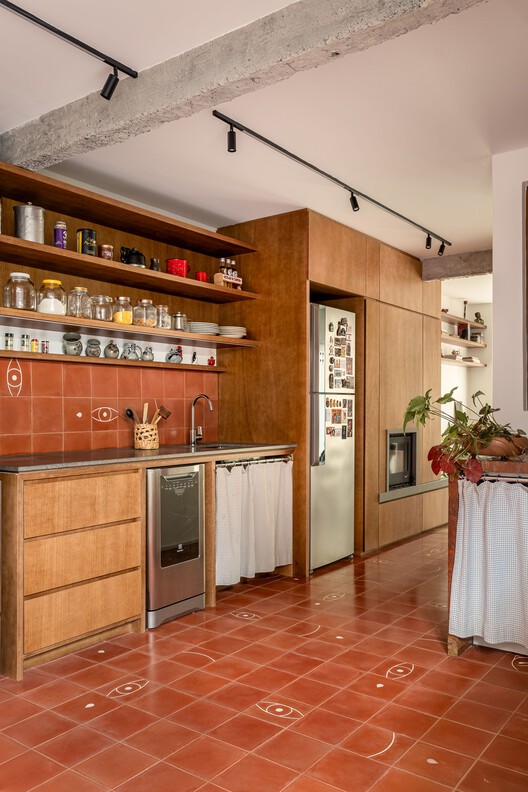 Casa Da Beta / Atelier Aberto Arquitetura - Интерьерная фотография, кухня, дерево, столешница, стул
